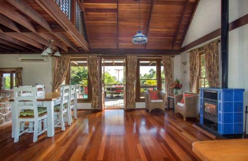 Woodstock House | Stone Cottage - vineyard estate w. fireplace