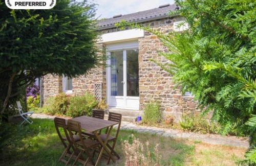 Etables-sur-Mer House | Stone House by Les Godelins Beach