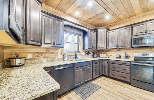 Gatlinburg - Pigeon Forge Cabin | Stone Mountain Lodge 4 Bedroom Cabin by RedAwning