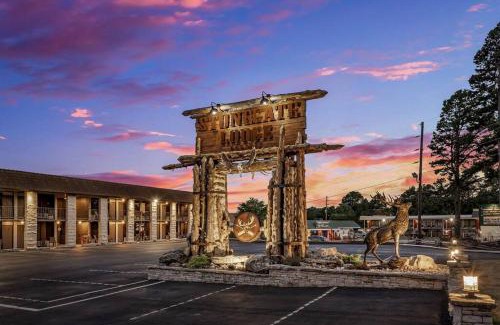 Eureka Springs Apartment | Stonegate Lodge King Bed WIFI 50 Roku TV Salt Water Pool Room #104