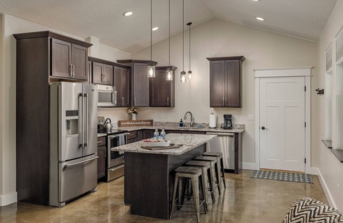 Wasilla Cottage | Stoneridge Place Cottage #3 - Vacation or Executive Retreat 2BR 2BA Garage!