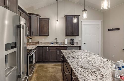 Wasilla Cottage | Stoneridge Place Cottage #3 - Vacation or Executive Retreat 2BR 2BA Garage!