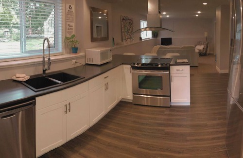 Clearwater Apartment | Stoneshire Obsidian Suite for 2 walking distance to Dutch Lake & waterfalls
