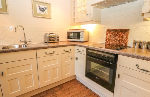 Glanwydden Cottage | STOREHOUSE COTTAGE, romantic, with a garden in Glanwydden