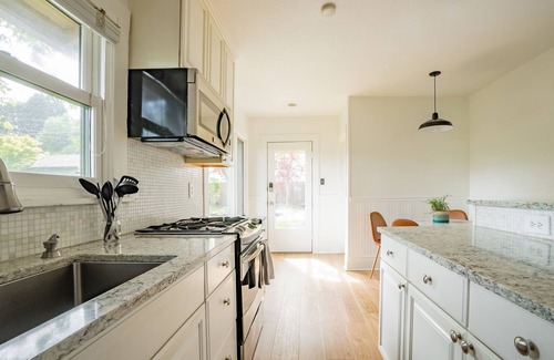 Genesee House | Storybook Cottage Retreat - Walkable West Seattle