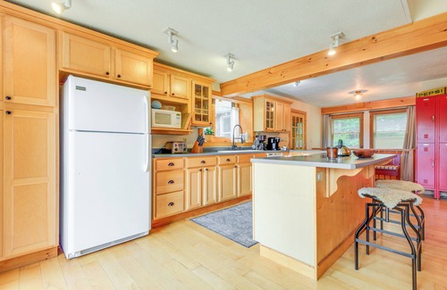 Stratton House | Storybook Stratton House: 3 Mi to Mount Snow!