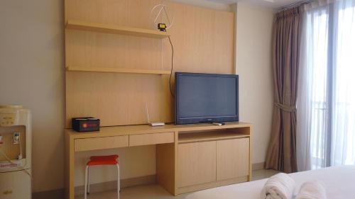 Hegarmanah Apartment | Strategic Studio Apartment at Beverly Dago with Mountain View By Travelio