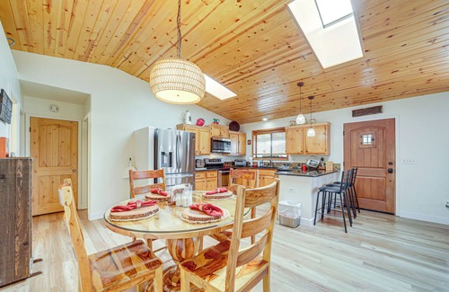 Strawberry House | Strawberry Hideaway in the Pines w/Hot Tub!