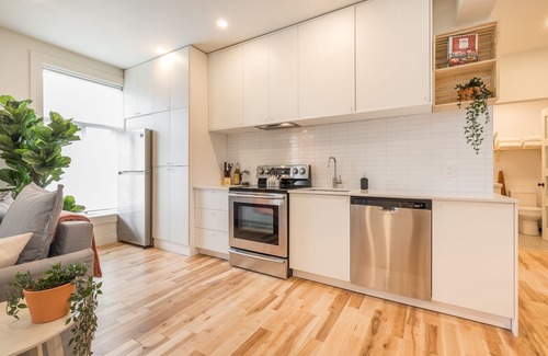 Hochelaga Apartment | Strawberry Stays! Secret to sweet dreams!