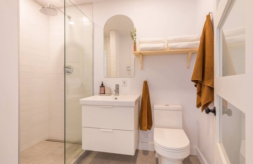 Hochelaga Apartment | Strawberry Stays! Secret to sweet dreams!