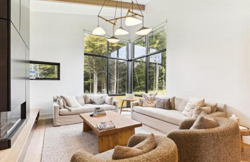 Stowe Area House | Streamside Lodge: 4 br, fireplace, sauna, game room, summer pool