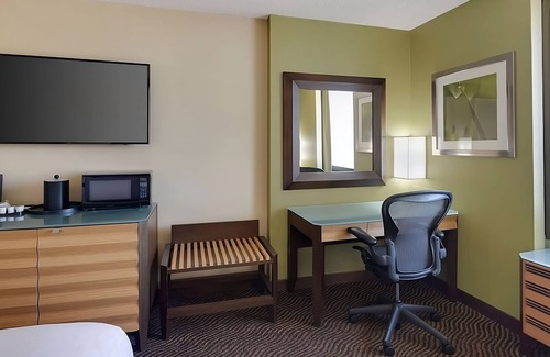 San Jose Hotel | Stress-Free Vacation! Close to Happy Hollow Park and Zoo! Onsite Pool!