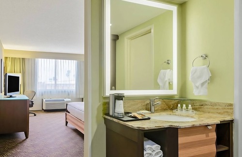 San Jose Hotel | Stress-Free Vacation! Close to Happy Hollow Park and Zoo! Onsite Pool!