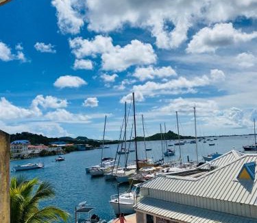 Marigot Apartment | Studi0 coco0n, vue sur la marina