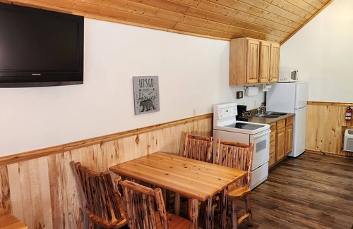 Whitefish Resort | Studio 1 King Bed, Full Bath, Full Kitchen 10 Minutes from West Glacier Park!