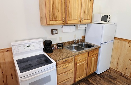 Whitefish Resort | Studio 1 King Bed, Full Bath, Full Kitchen 10 Minutes from West Glacier Park!