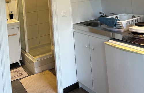 Velizy-Villacoublay Apartment | Studio 17m au Fond du Jardin, Très Calme , 10 min de Château de Versailles,