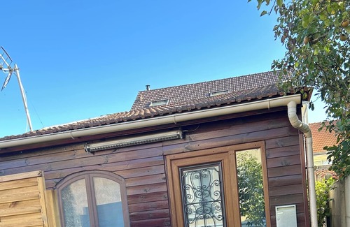 Velizy-Villacoublay Apartment | Studio 17m au Fond du Jardin, Très Calme , 10 min de Château de Versailles,