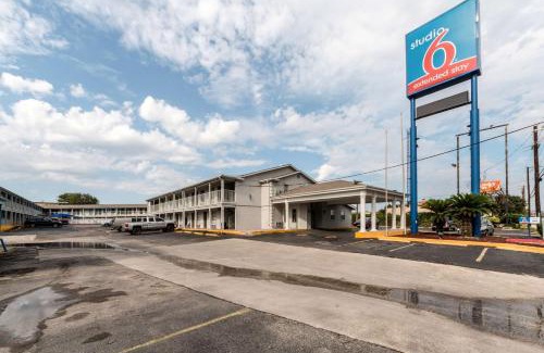 North San Antonio - SAT Hotel | Studio 6-San Antonio, TX - Fort Sam Houston Area