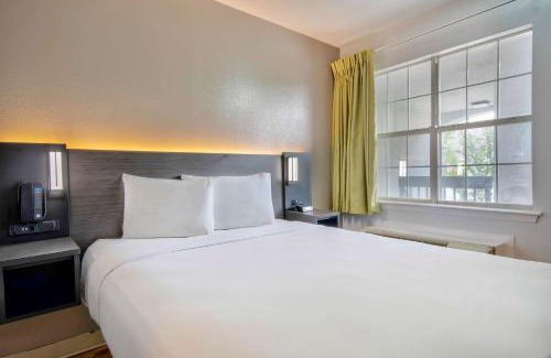 Medical Center District Hotel | Studio 6-San Antonio, TX - Medical Center