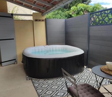 Tarascon House | Studio Alpilles avec parking et spa privatif