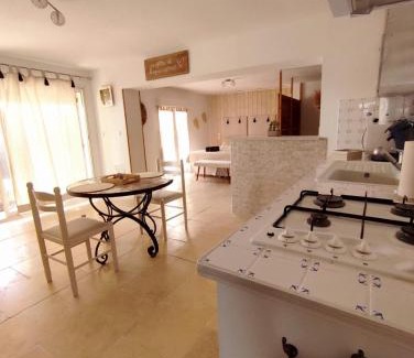 Tarascon House | Studio Alpilles avec parking et spa privatif