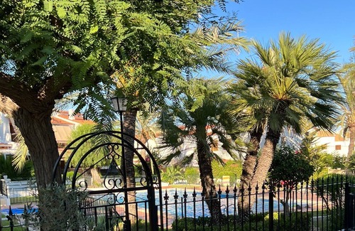 Santa Pola Apartment | Studio Apartment 'Bungalow En Santa Pola Del Este' with a view of the mountains