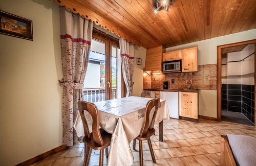 Chatel Apartment | Studio Apartment 'La Flèchette - 2 Pers' with Mountain View, Balcony and Wi-Fi