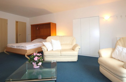 Sildemow Apartment | Studio apartment with terrace, own parking space and a small lake 500 m away
