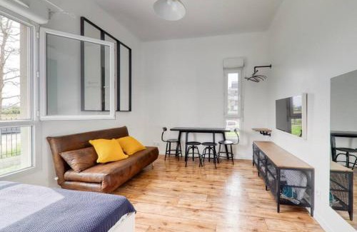 Montevrain Apartment | Studio Art - Shopping center and train station 500m - Disneyland Paris 5min