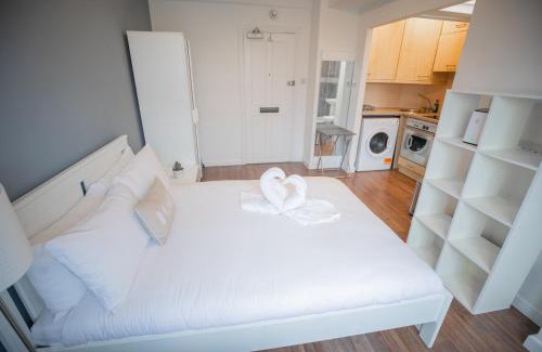 Brompton & Hans Town Apartment | Studio at Chelsea Cloisters Hotel