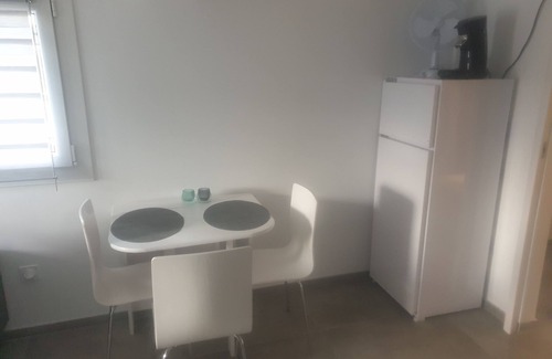 Pertuis Apartment | Studio Avec Terasse Dans un Quartier au Calme et Résidentiel