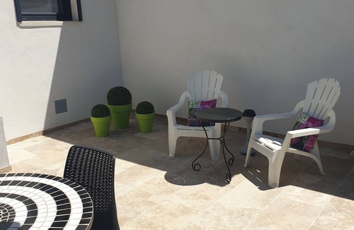 Pertuis Apartment | Studio Avec Terasse Dans un Quartier au Calme et Résidentiel