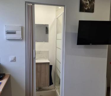 Neuilly-sur-Marne Apartment | Studio bien équipé et indépendant avec véranda commune