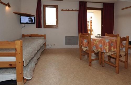 Les Bruyeres Apartment | Studio cabine 4 pers Les Menuires - Balcon sud, ski aux pieds, proche commerces et ESF - FR-1-178-41