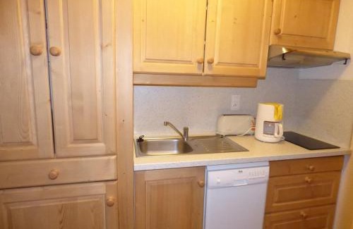 Les Saisies Apartment | Studio cabine au centre des Saisies avec balcon, pour 5 personnes, proche commerces, exposé sud - FR-1-594-109
