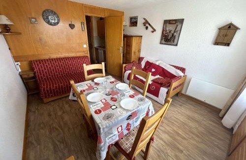 Les Saisies Apartment | Studio cabine au centre des Saisies avec balcon, pour 5 personnes, proche commerces, exposé sud - FR-1-594-109