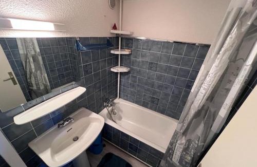 Les Angles Apartment | Studio cabine avec balcon, ascenseur et coin repas - FR-1-593-99