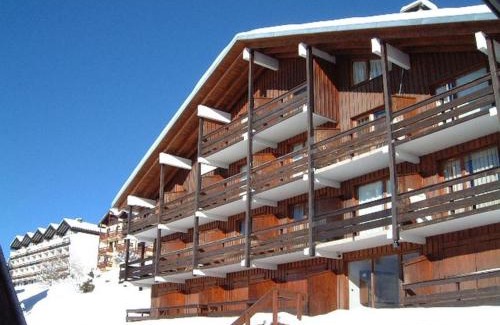 Les Saisies Apartment | Studio cabine avec balcon plein sud, 5 couchages, animaux tolérés, casier à skis - FR-1-293-129