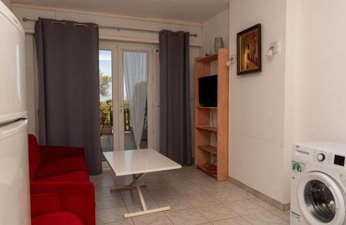 Le Lavandou Apartment | Studio cabine avec jardin privé face plage du Lavandou - 4 couchages - FR-1-803-52