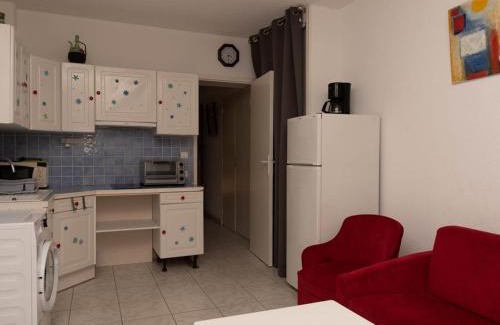 Le Lavandou Apartment | Studio cabine avec jardin privé face plage du Lavandou - 4 couchages - FR-1-803-52
