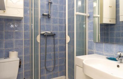 Le Lavandou Apartment | Studio cabine avec jardin privé face plage du Lavandou - 4 couchages - FR-1-803-52