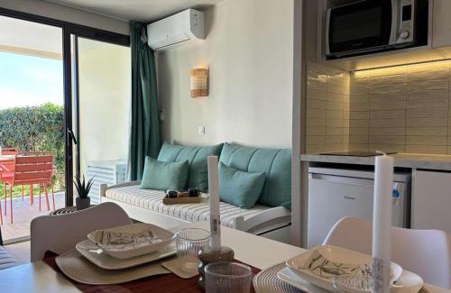 La Croix des Gardes Apartment | Studio cabine avec vue mer, piscine et parking à Cannes la Bocca - FR-1-609-93