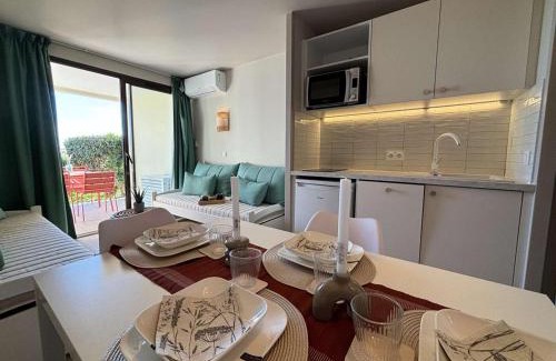 La Croix des Gardes Apartment | Studio cabine avec vue mer, piscine et parking à Cannes la Bocca - FR-1-609-93