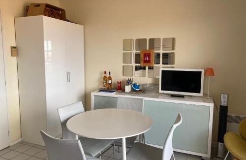 Arcachon Apartment | Studio Cabine - Centre Ville, Proche Plage et Casino, Parking Sécurisé, Balcon et Équipements Complets - FR-1-319-495
