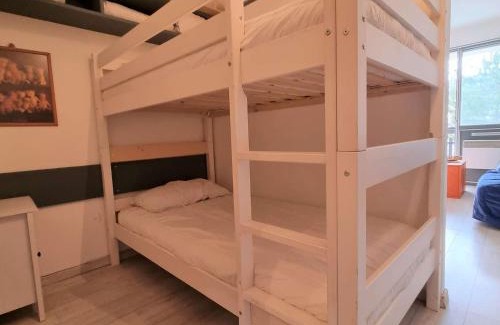Saint-Etienne-en-Devoluy Apartment | Studio Cabine pour 4 à SuperDévoluy, proche pistes et commerces, wifi et parking gratuits - FR-1-525-209