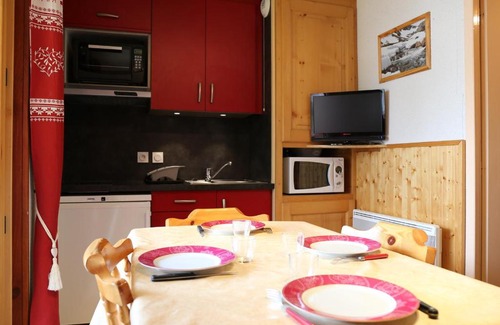 Aussois Apartment | Studio cabine rénové 4 pers avec balcon, proche des pistes, à Aussois. - FR-1-508-270