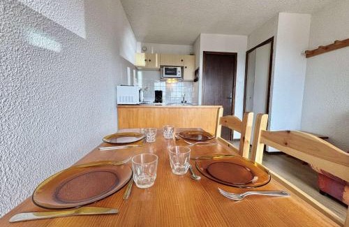 Notre-Dame-de-Bellecombe Apartment | Studio cosy à 50m des pistes, balcon, parking, casier à skis, proche village et école de ski - FR-1-595-11