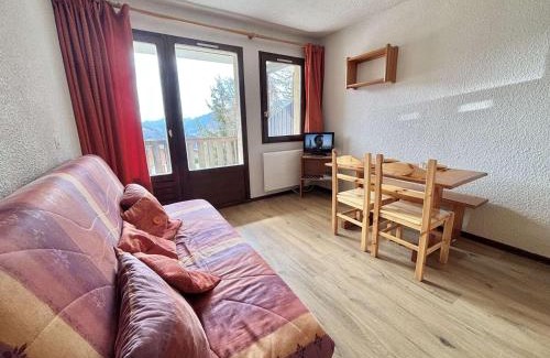 Notre-Dame-de-Bellecombe Apartment | Studio cosy à 50m des pistes, balcon, parking, casier à skis, proche village et école de ski - FR-1-595-11