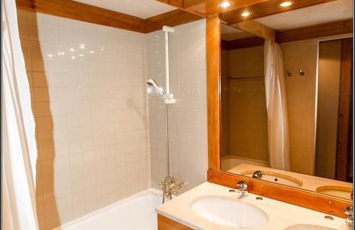 Val-d'Isere Apartment | Studio Confortable avec Balcon, Centre de Val d'Isère, Proche Pistes - FR-1-518-126